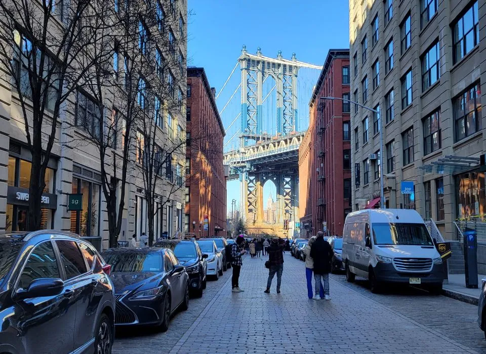 Dumbo street, com a Manhattan Bridge ao fundo, em um dia ensolarado