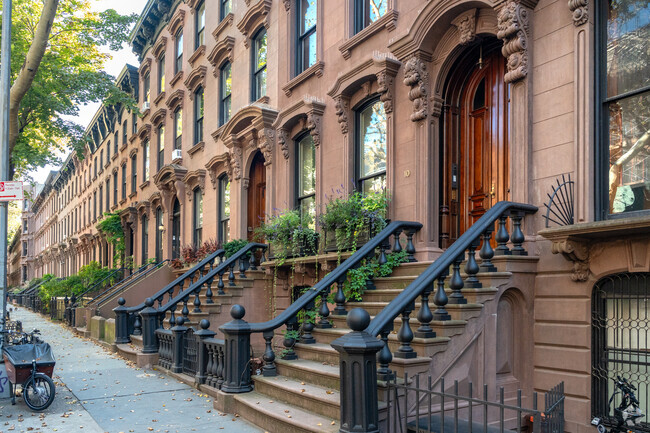Famosa rua de Fort Greene, em Nova York, com uma arquitetura icônica